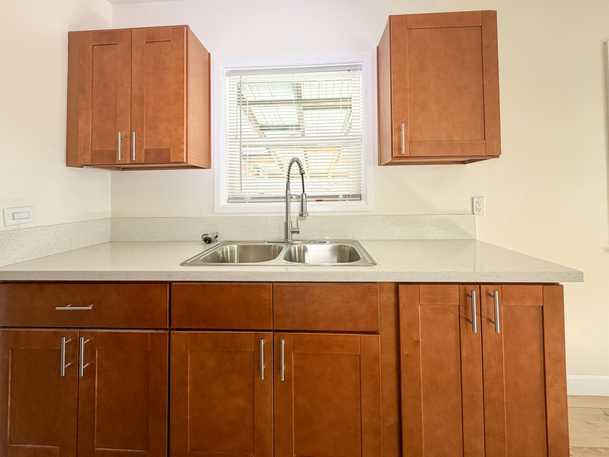 Building Photo - 1722 E Victoria Ave