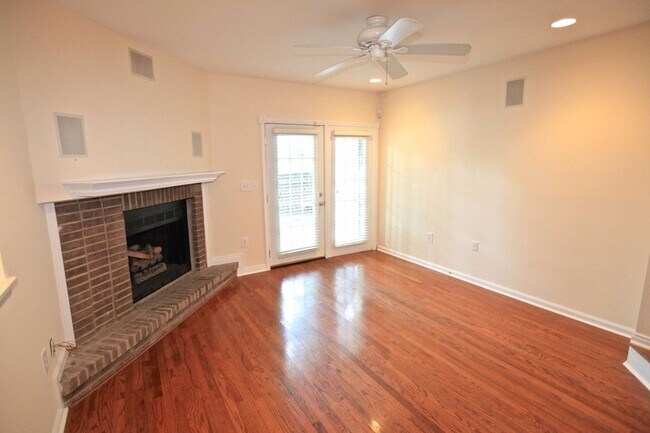 Building Photo - COMING SOON:2 bedroom townhome in Uptown Charlotte!