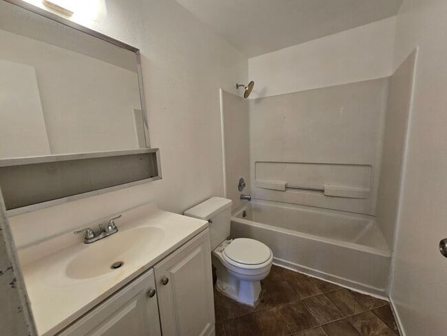 Building Photo - 3-Bedroom, 2.5-Bath Tri-Level Townhome Near UNR & Downtown Reno
