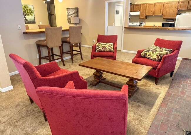 Building Photo - Move-in Incentive! End-Unit Condo in South...