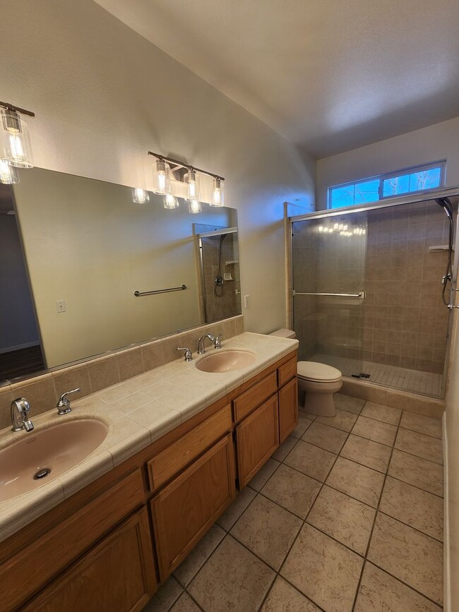 Building Photo - Gorgeous 4 Bed, 2 Bath Home with Large Garage and Fenced Backyard