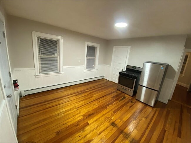 Building Photo - 33 Redfern St