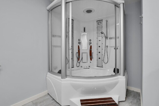 Building Photo - "Coastal Comfort Awaits: Spacious 3-Bed, 3-Bath Furnished Retreat in Moss Creek on the Marsh!"