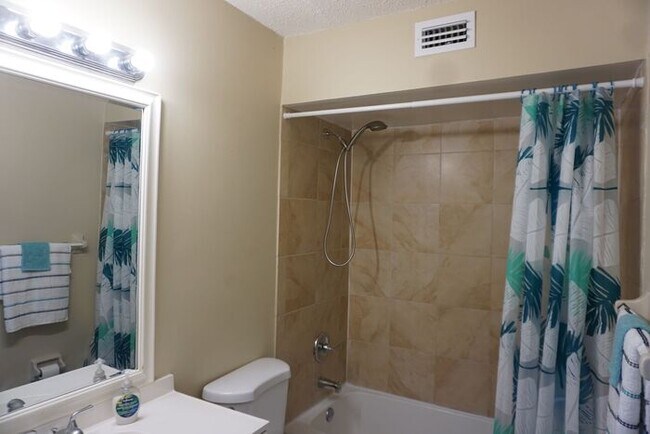 Building Photo - 2 Bedroom 2 Bath Townhouse Near NAS Jax