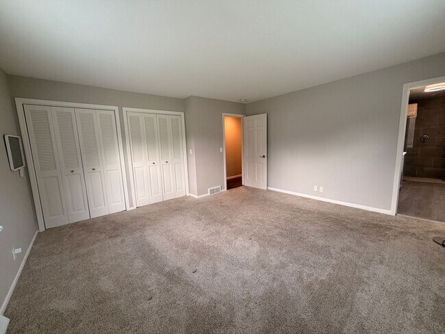 Building Photo - 357 Shore Haven Dr SE