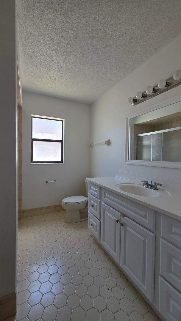 Building Photo - 3 Bedroom 2 Bath Home with a 2 car garage in Fairway Estates