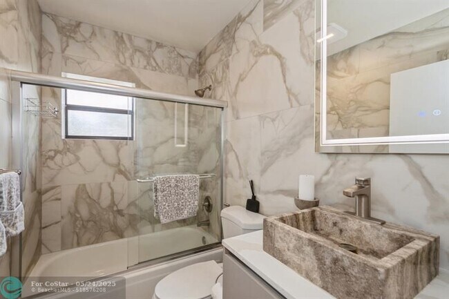 Building Photo - 4485 Carambola Cir N