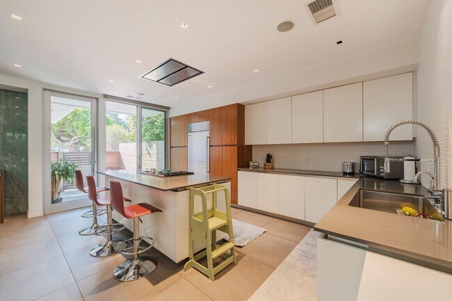 Building Photo - Stunning Custom Home in Del Rey