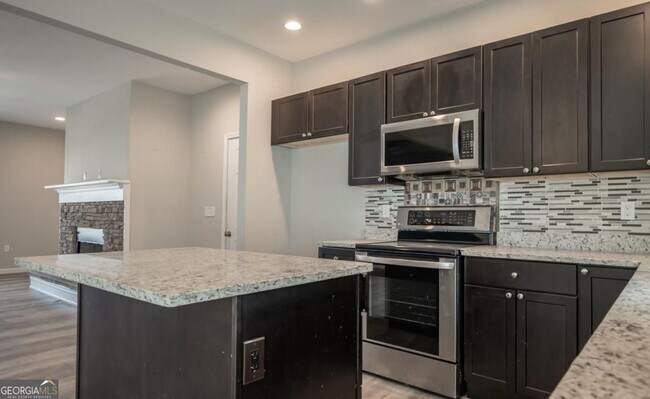 Building Photo - 220 Pine Valley Dr
