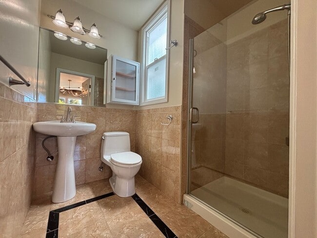 Building Photo - Bright & Spacious Single Family Home - Par...