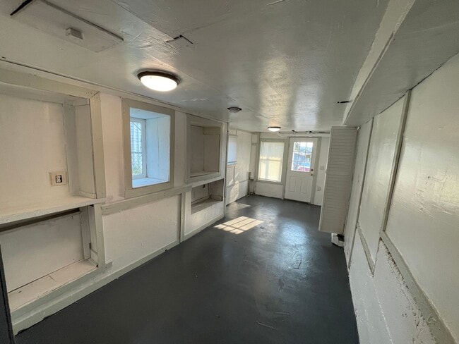 Building Photo - FULLY RENOVATED LESS THAN 2 YEARS - 2BED/1BATH WITH BONUS/OFFICE SPACE