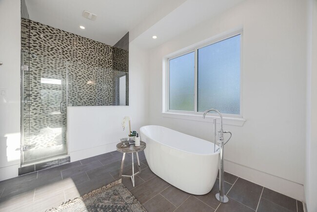 Building Photo - 7327 Shadyvilla Pointe Dr