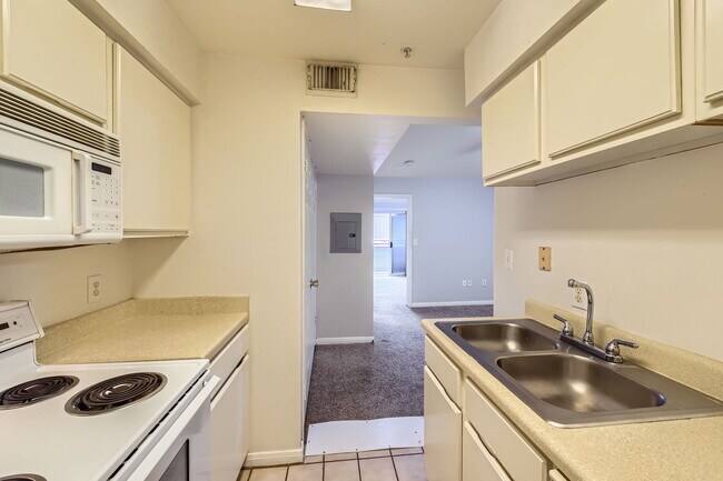 Building Photo - "Charming 1-Bedroom Haven in Austin's Hear...
