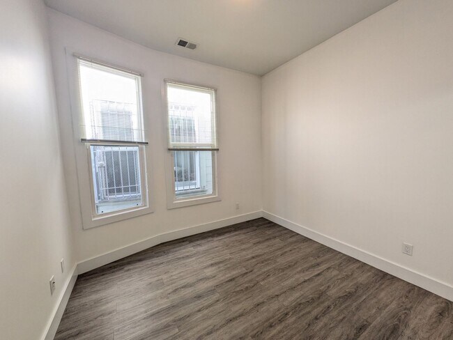 Building Photo - 1048_DIVIS