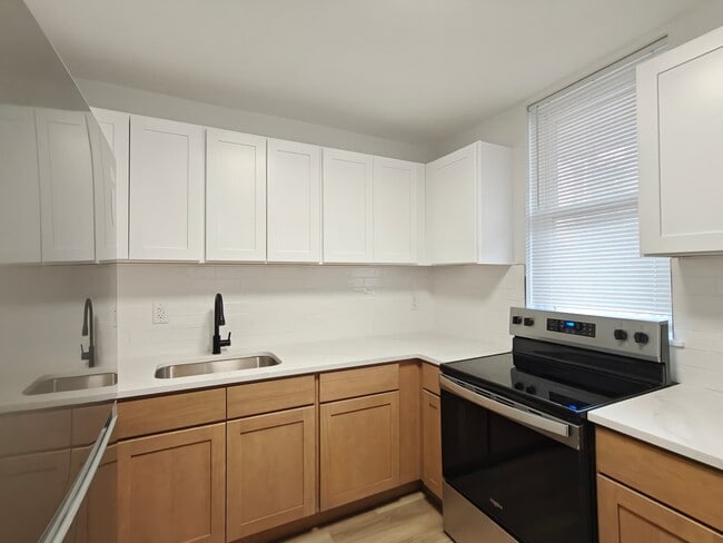 Building Photo - 5949 Addison St