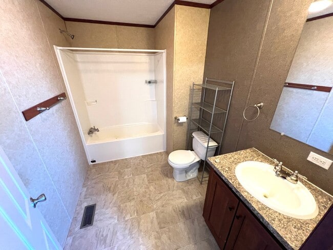 Building Photo - Pet Friendly 3 Bed 2 Bath Trailer with Air...