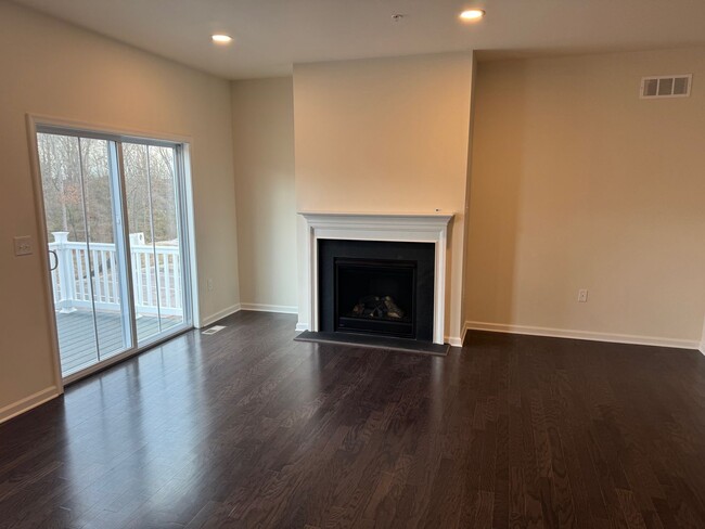 Building Photo - New Harleysville 3 Bedroom End unit Townho...