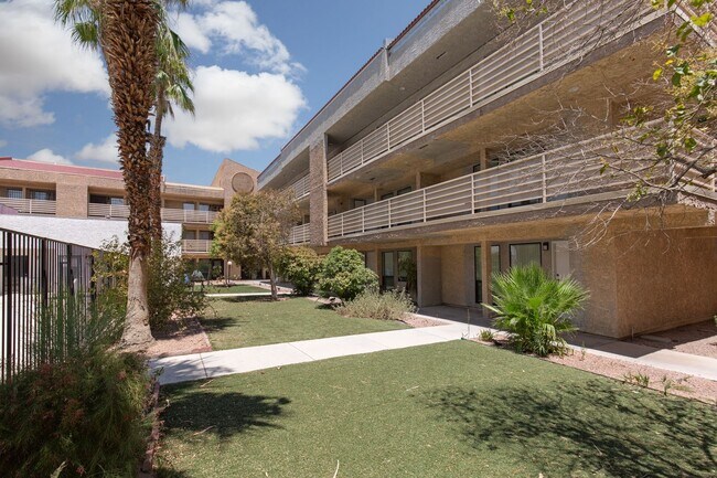 Building Photo - Completely remodeled studio unit overlooki...