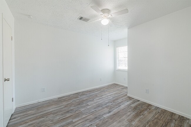 Building Photo - 16702 Pebbleglen Dr