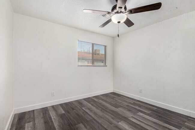 Building Photo - Two Bedroom with Washer/dryer! - 4 Weeks of Free Rent!