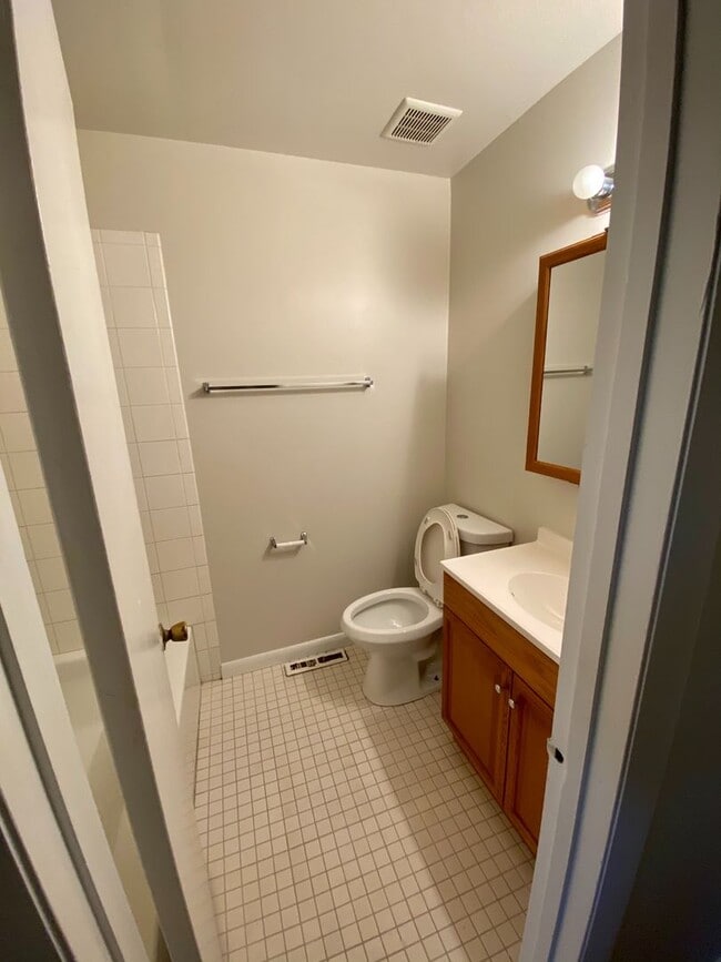 Building Photo - 2 Bedroom Townhouse in Hilltop Village!