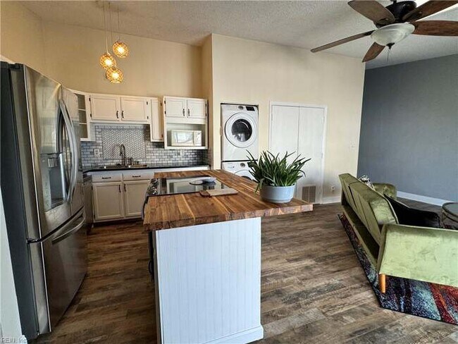 Building Photo - 9706 7th Bay St