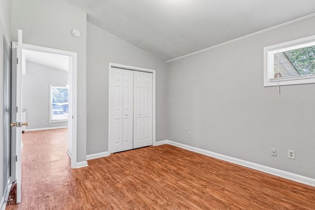 Building Photo - NE – Desirable Neighborhood, Brick Home, W...