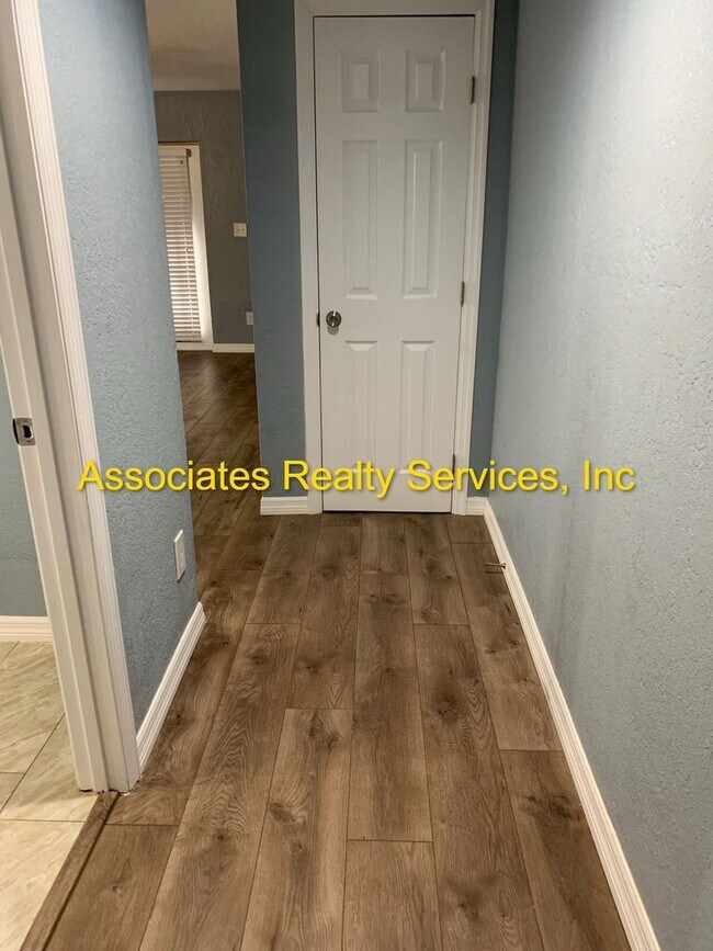 Building Photo - 2 Bed/2.5 bath End Unit Town home!  LOOK !!! FULLY FENCED BACKYARD!!!