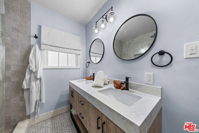 Building Photo - 2615 Canyon Dr