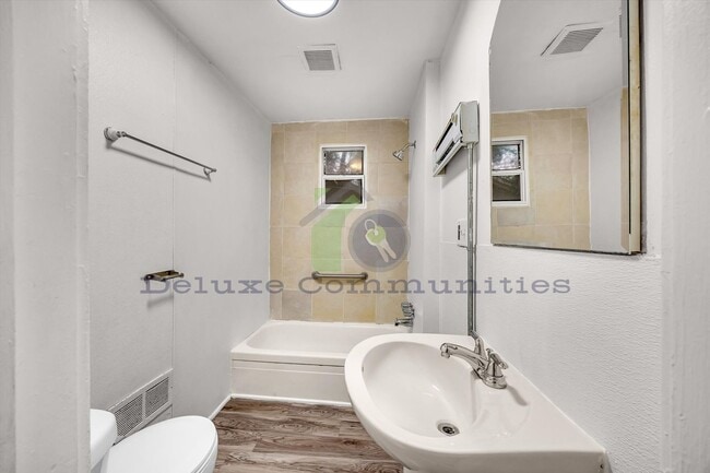 Building Photo - Charming 1 Bedroom with Natural Light & Basement Laundry