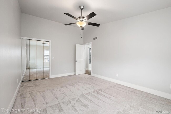 Building Photo - 38887 Country Cir