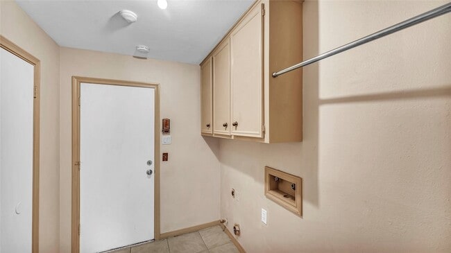 Building Photo - 10919 Paulwood Dr