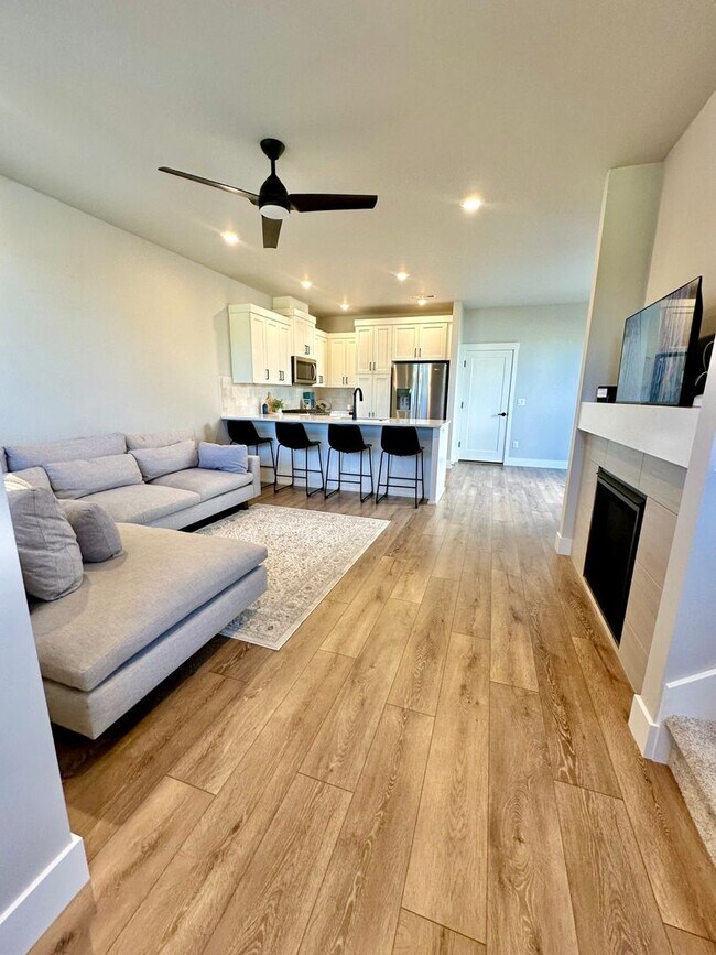 Building Photo - Beautiful 3 bdrm end unit townhome with side yard available in Petrosa.