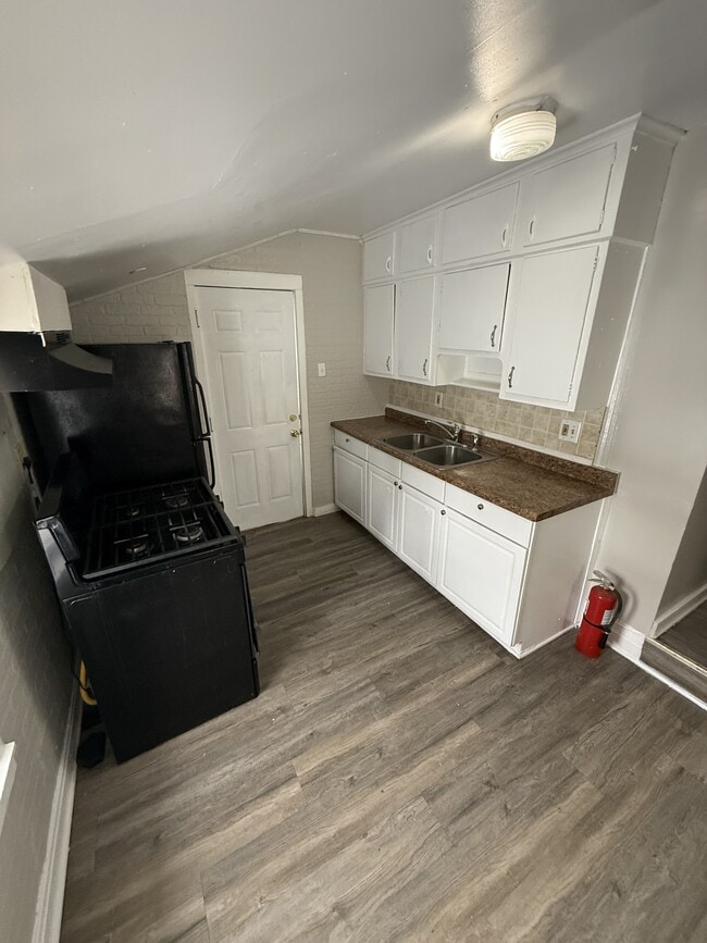 Building Photo - 473 Sherburne Ave