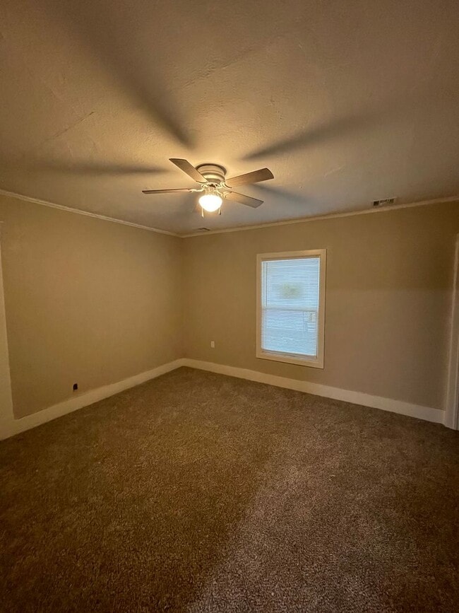 Building Photo - 3 Bedroom 2 Bath Home For Rent