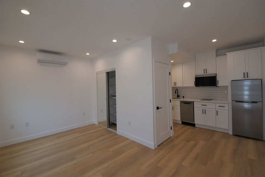 Building Photo - 10855 Morrison St