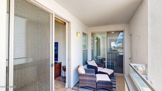 Building Photo - 945 E Playa Del Norte Dr