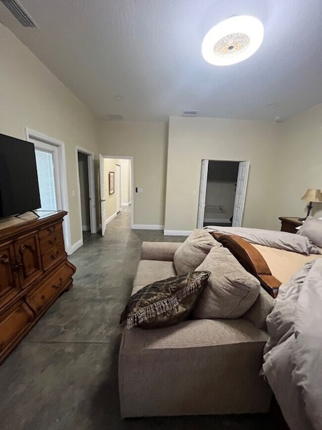 Building Photo - Gorgeous Fully Furnished 4BR/3BA Home – Id...