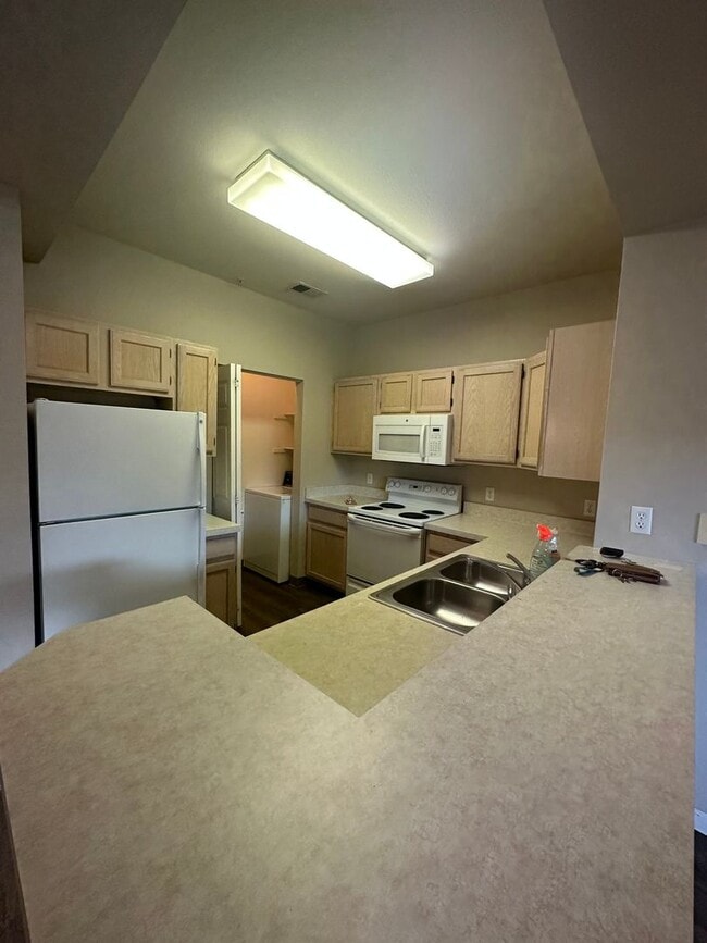 Building Photo - Updated 2 bed, 2 bath Upper Level Condo