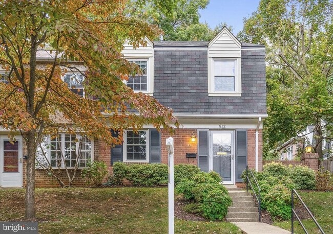 Building Photo - 812 Azalea Dr