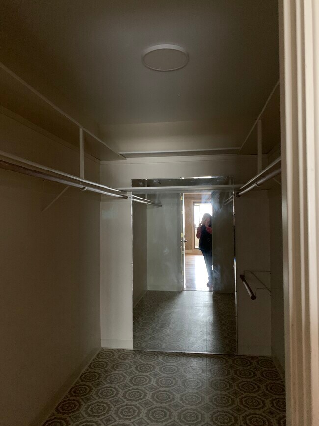 Building Photo - 6900 SE Riverside Dr