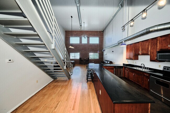 Building Photo - 424 S 2nd St