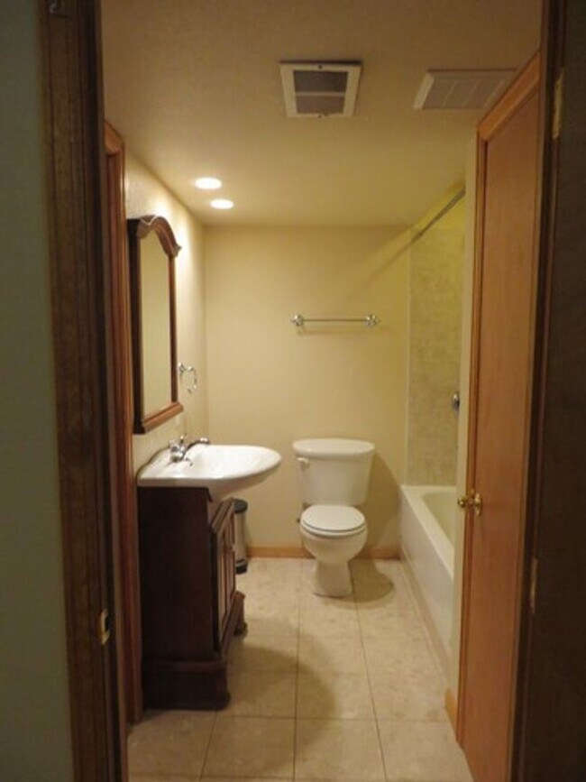 Building Photo - Spacious 5 bedroom home in Hunters Glen