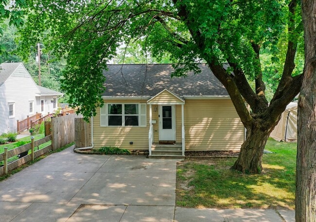 Building Photo - UPDATED 3 BR/1 BATH CENTRALLY LOCATED IN GREEN BAY