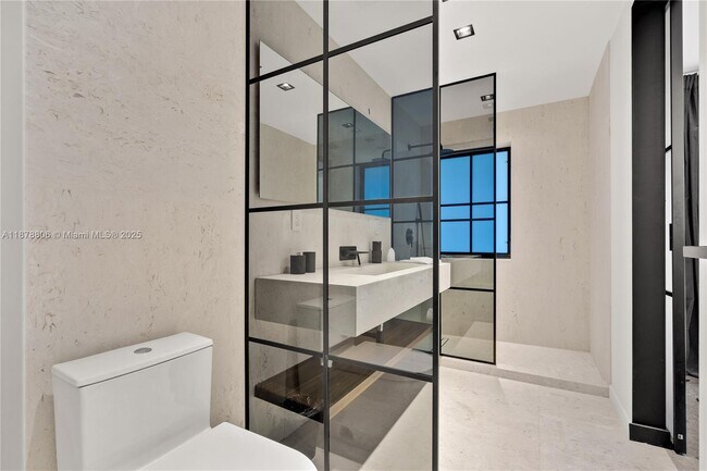 Building Photo - 2500 Bayview Dr