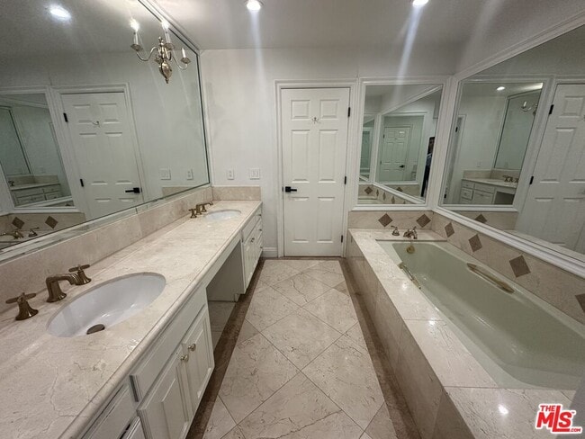 Building Photo - 324 N Palm Dr