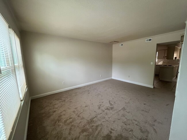 Building Photo - 2 Bedroom, 1.5 Bath Town Home Located at E...