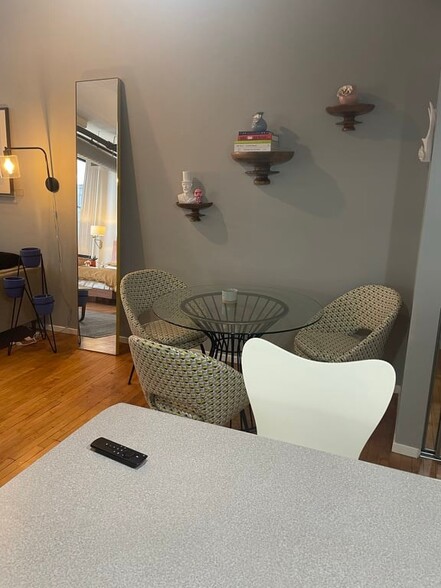 Dining area - 728 W Jackson Blvd