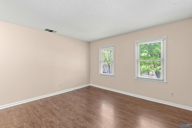 Building Photo - 2058 Woodlawn Dr SW