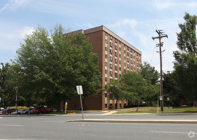 Building Photo - Forest Oak Towers